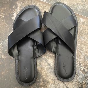 Women’s black size 9 universal thread sandals/ slides